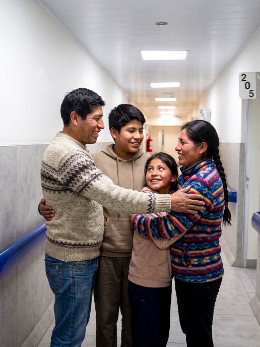 Familia acompañada por el equipo médico de Clínica Ortega, Huancayo